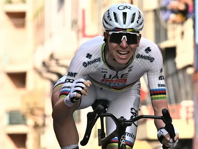 Pogacar s’impose au sprint face à Pidcock et remporte son premier Milan-San Remo, Van Aert 3 ème !