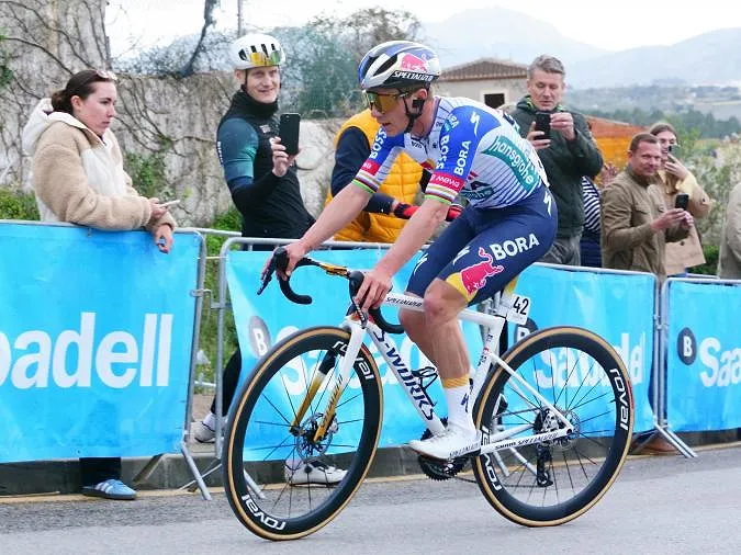 Tombé à cause d’un trou, Evenepoel rassure : « J’ai mal, mais je n’ai heureusement rien de cassé »