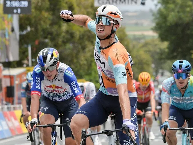 Tour de Catalogne : Remco Evenepoel perd une place, Ethan Vernon remporte la quatrième étape
