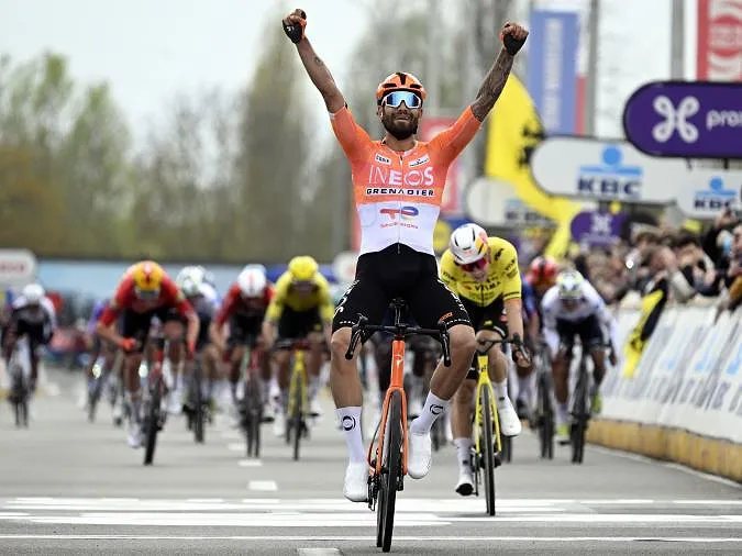 Ganna reprend et dépose van Aert à 100m de la ligne et remporte A travers la Flandre