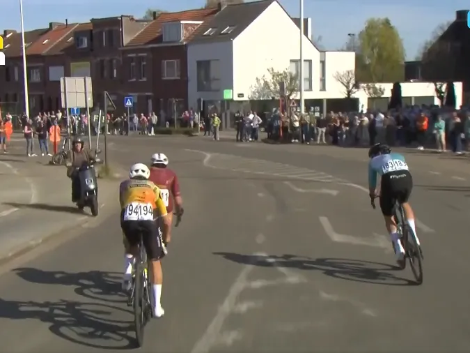 Scène lunaire sur le GP de l’Escaut : un scooter frôle les coureurs