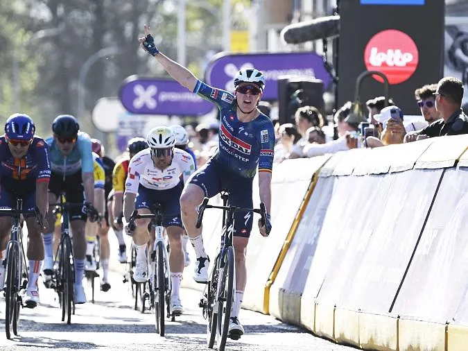 Tim Merlier remporte le GP de l’Escaut pour la troisième année consécutive dans un final marqué par les chutes