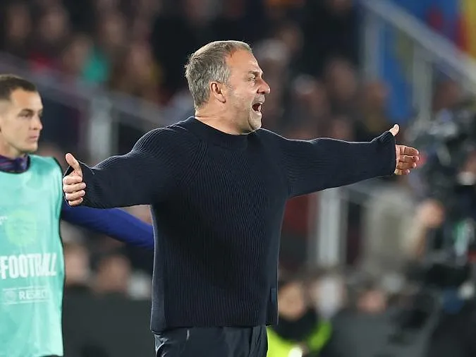 « Ça devait être penalty et carton rouge » : Hansi Flick furieux contre l’arbitrage après la défaite du Barça