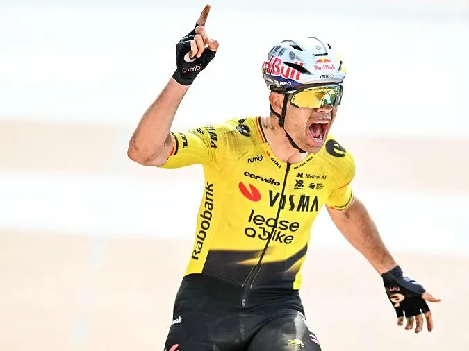 Parix-Roubaix : Il l’a fait ! Wout Van Aert s’impose au sprint face à Tadej Pogacar