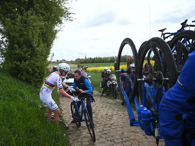 « Le dépannage a été rapide, c’est l’essentiel » : Shimano se défend face aux critiques de Pogacar