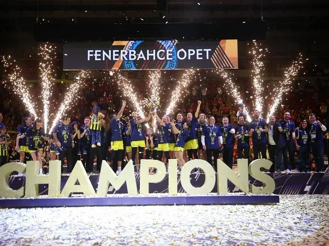 « Soulagée mais un peu fatiguée », Emma Meesseman entre dans l’histoire après son nouveau titre en Euroleague