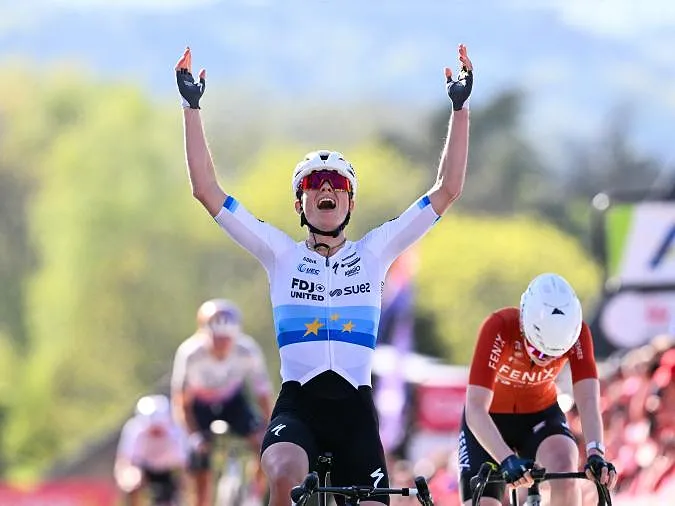 Flèche Wallonne dames : Demi Vollering résiste à Pieterse et s’impose au sommet du Mur de Huy grimpé au train