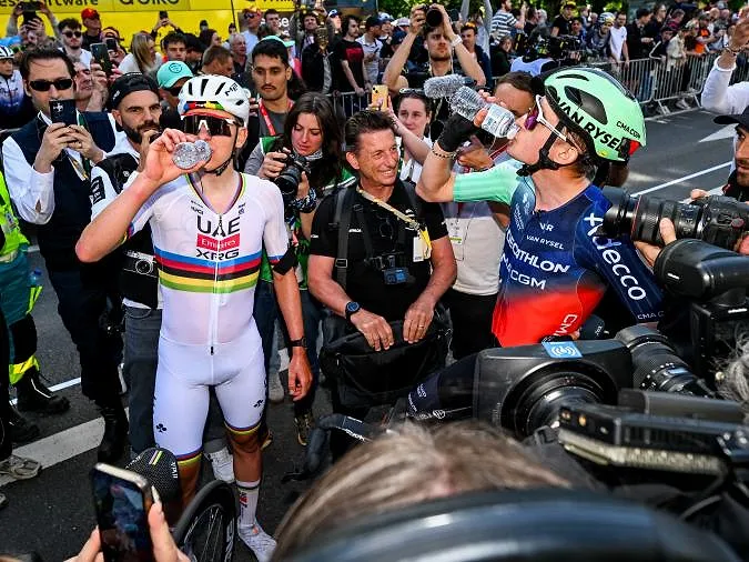 « Dans ma tête je me préparais déjà au sprint », « Le rythme était dingue » : les réactions de Tadej Pogacar et Paul Seixas après leur superbe duel