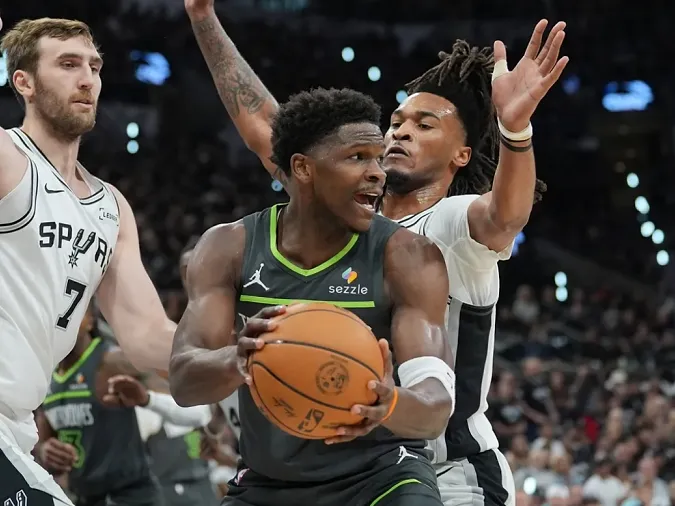 NBA : les Spurs claquent les Wolves et recollent à 1-1, les Knicks s’imposent de nouveau contre les Sixers