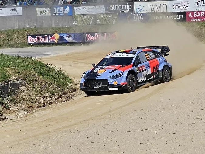 WRC Portugal : Thierry Neuville 4e après la première journée, Oliver Solberg en tête