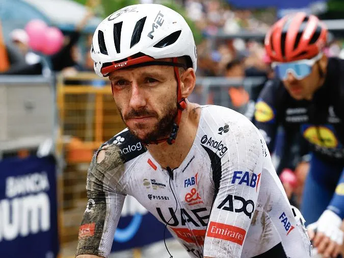 Giro : Adam Yates abandonne, victime de symptômes de commotion, fractures pour Vine et Soler