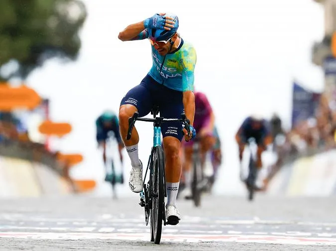 Giro : Davide Ballerini profite d’une chute dans le dernier kilomètre pour battre Stuyven au sprint
