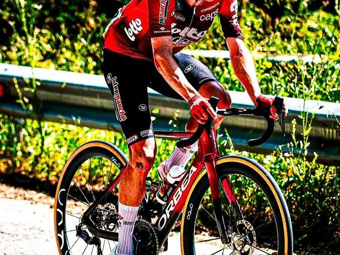 Giro 2026 : Lennert Van Eetvelt abandonne après une lourde chute dans la 11e étape