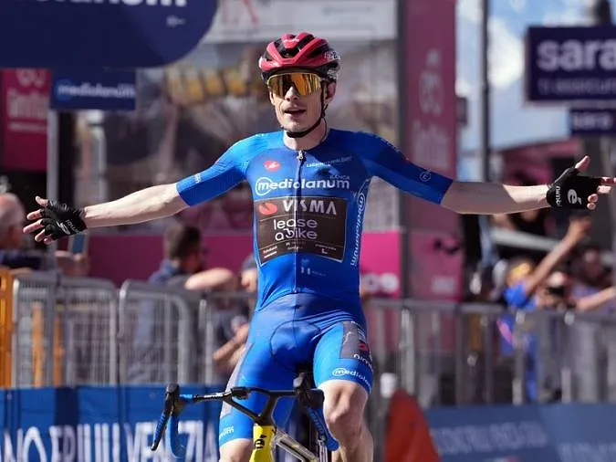 Giro 2026 : Jonas Vingegaard frappe un grand coup dans le final de la 14ème étape et prend le maillot rose