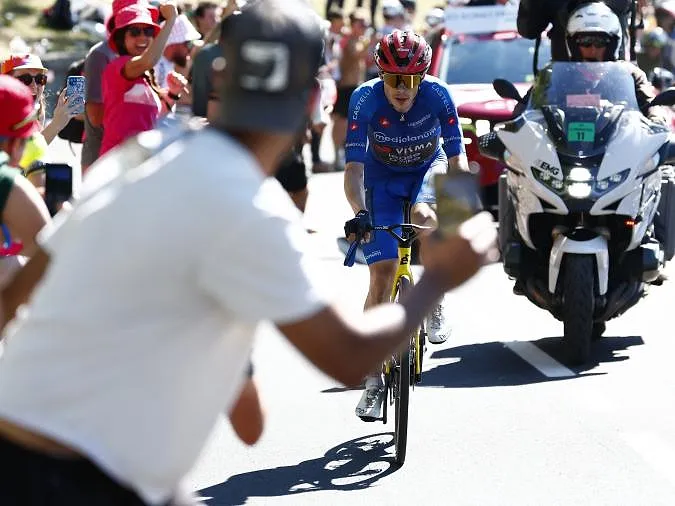 « C’était n’importe quoi » : énième débat sur l’impact des motos en cyclisme