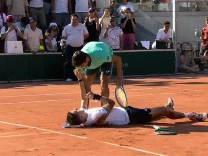 Il est allé au bout de lui-même : les images impressionnantes de Jakub Mensik qui ne savait plus se relever après sa victoire