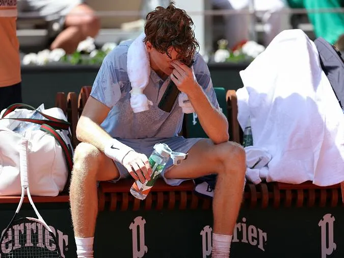 Séisme total à Roland-Garros : physiquement atteint, Jannik Sinner est éliminé au second tour !