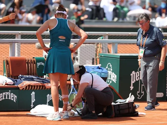 Touchée au mollet droit, Elise Mertens perd au second tour de Roland-Garros