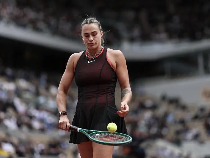 Coup de tonnerre à Roland-Garros : Sabalenka explose en plein vol et Shnaider file en demi-finale