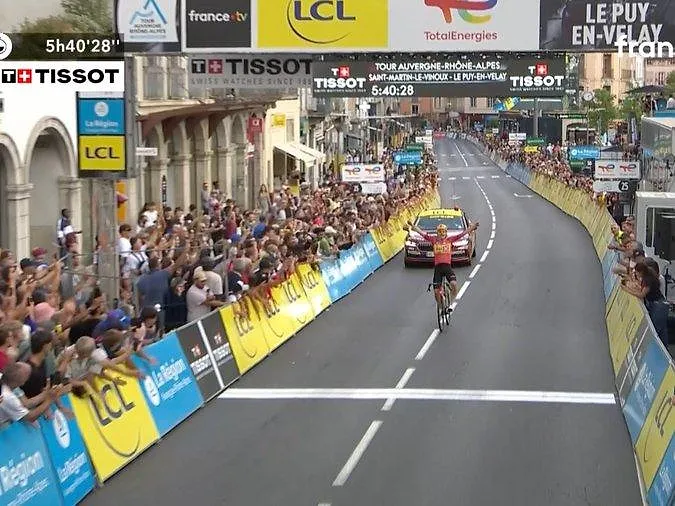 Tour Auvergne-Rhône-Alpes : Anthon Charmig remporte la deuxième étape, Alex Baudin reste en jaune !