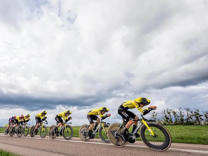 La Visma de Wout van Aert remporte le chrono par équipe, Alex Baudin reste en jaune