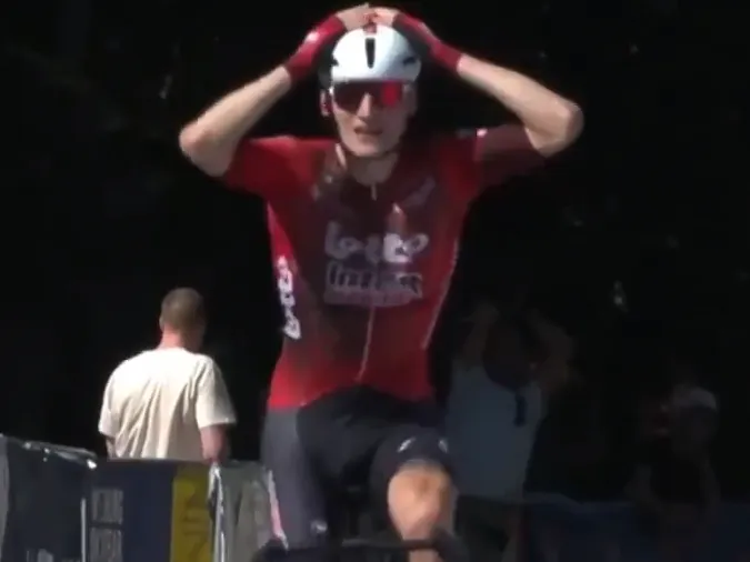 Incroyable : le Belge Liam Slock chute en célébrant sa première victoire... mais est quand même déclaré vainqueur