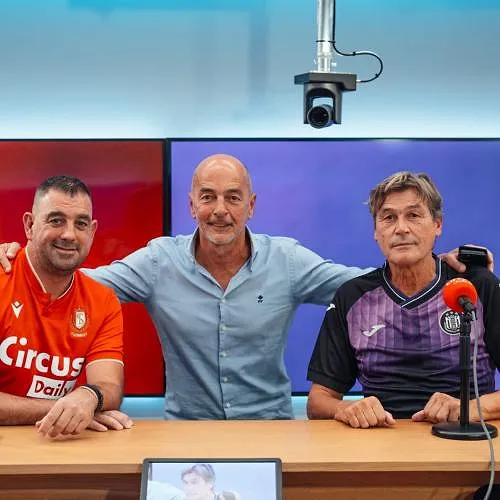 «Pardon Michou!», «Mais ils sont fous!»...: Marc Delire lance «Top Pronos» avec deux fans, l’un du Standard et le second d’Anderlecht (vidéo) - Bouba, Marc Delire et Georgio - Tom Oliver