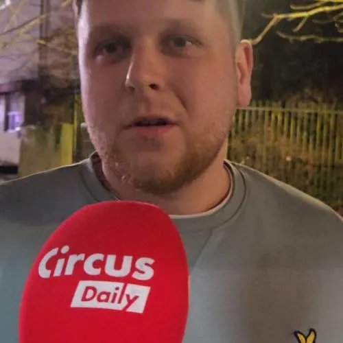 « On ne joue pas bien mais on gagne » : les fans d’Anderlecht réagissent à la victoire contre Gand ! (vidéo) - Tom Oliver