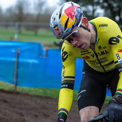 Wout van Aert avance dans sa rééducation et se rapproche d’un retour : il va partir en stage en altitude ! - Tom Oliver