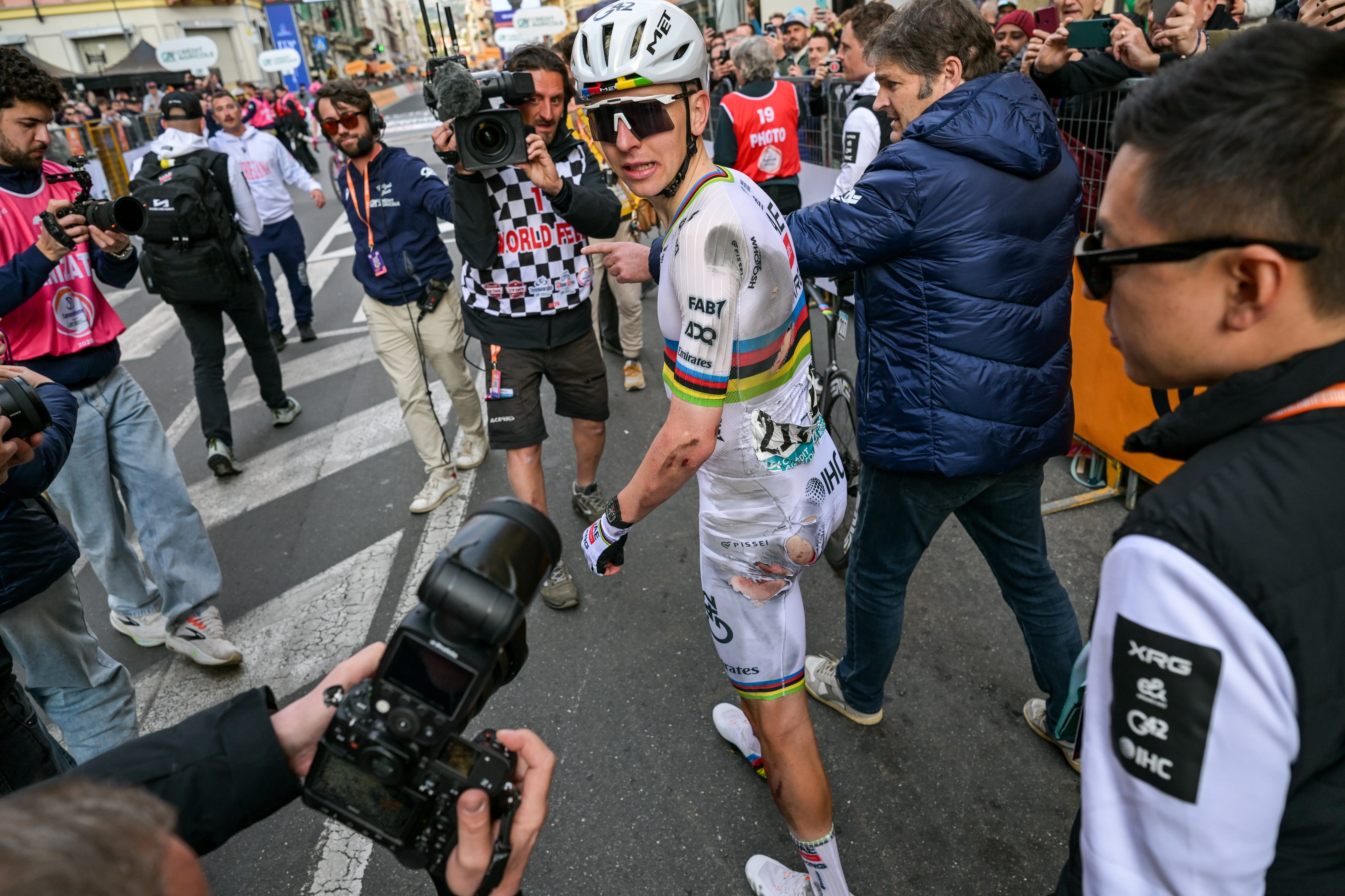 Het shirt gedragen door Pogacar in Sanremo geveild, de Sloveen verdubbelt het bedrag voor een goed doel - BELGA - Circus Daily