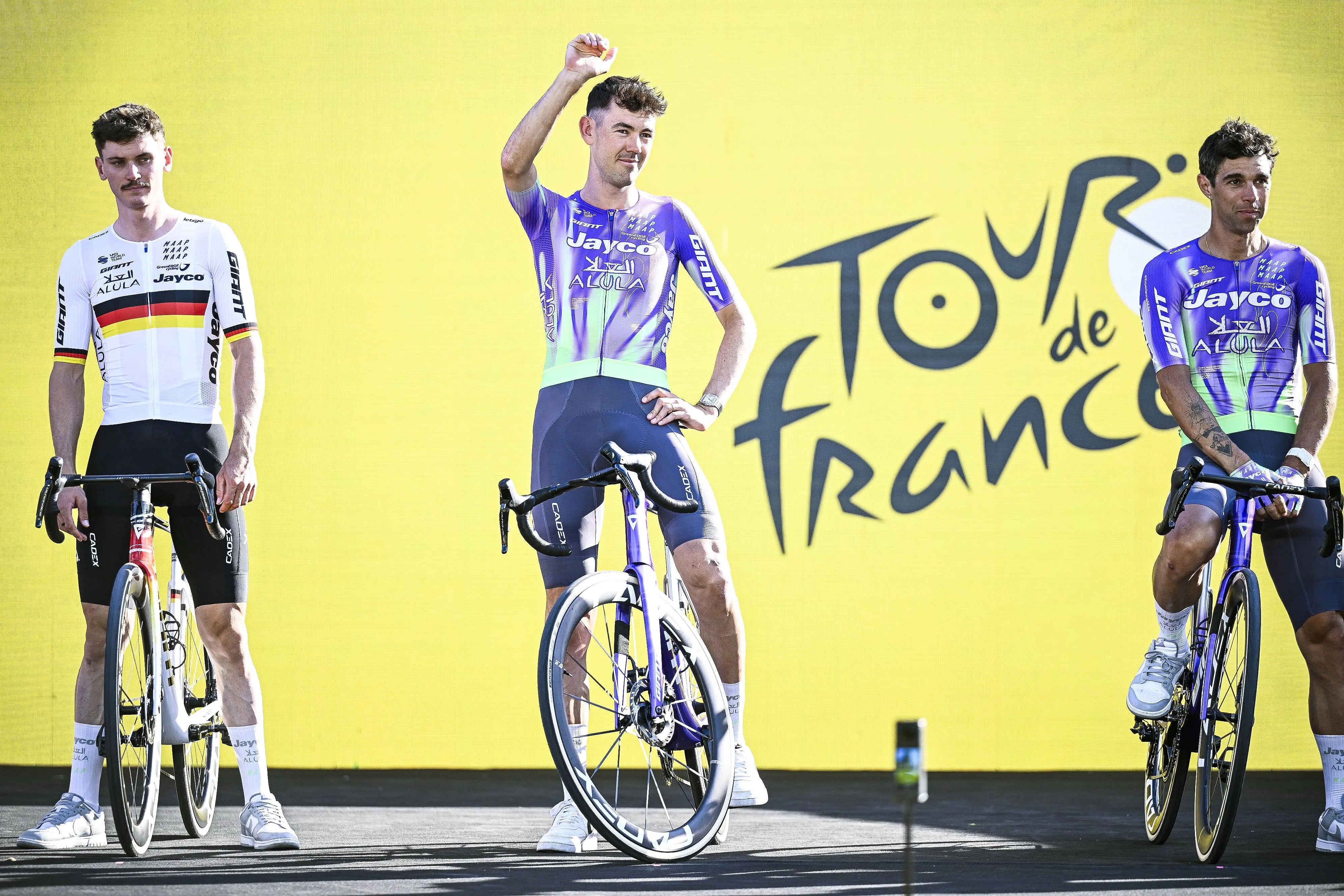 Nieuwe gezichten in het Tourpeloton : zes ploegen rijden rond in een speciaal shirt - BELGA - Circus Daily