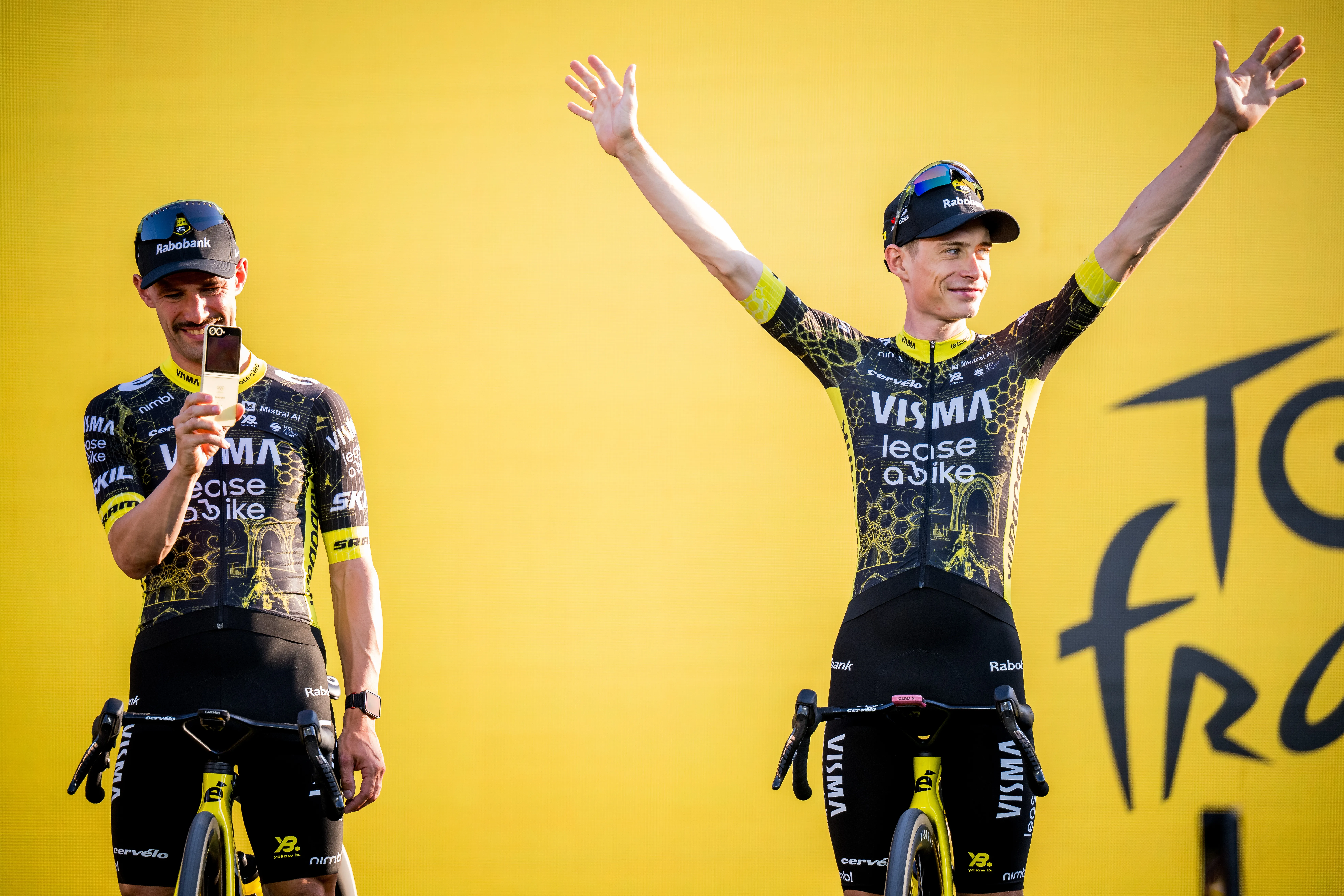 Nieuwe gezichten in het Tourpeloton : zes ploegen rijden rond in een speciaal shirt - BELGA - Circus Daily
