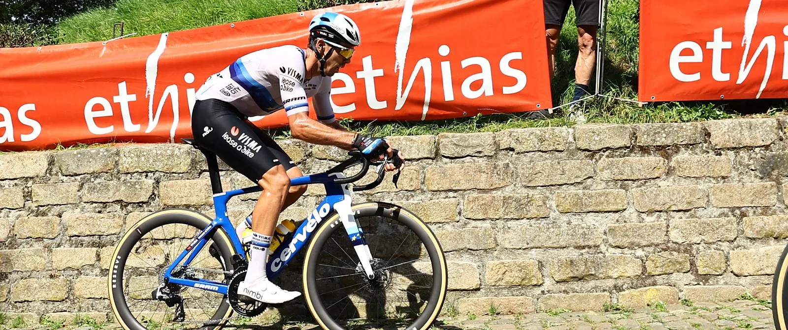 Parijs-Tours: Christophe Laporte wint sprint voor Mathias Vacek - Circus Daily