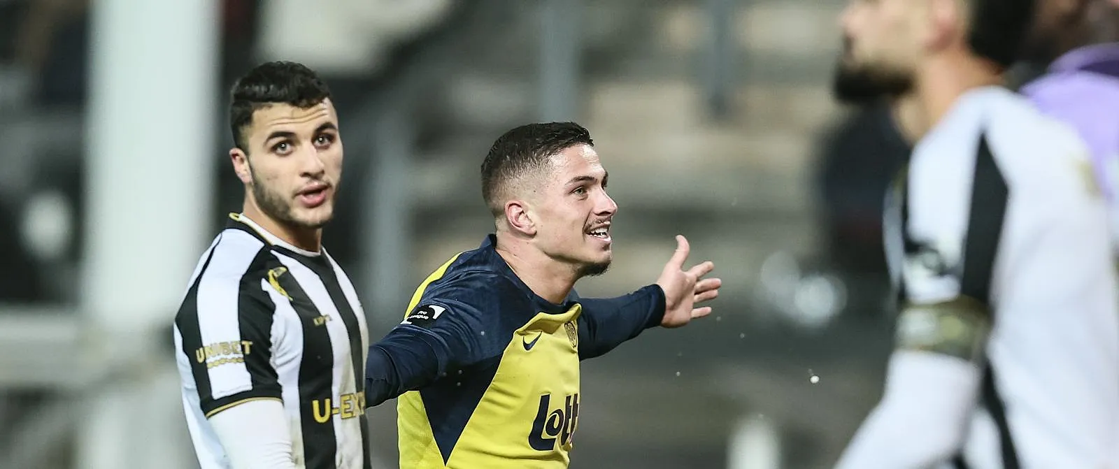 Pro League: Union draait achterstand om tegen Sporting Charleroi in een wedstrijd onderbroken door rookbommen - Belga