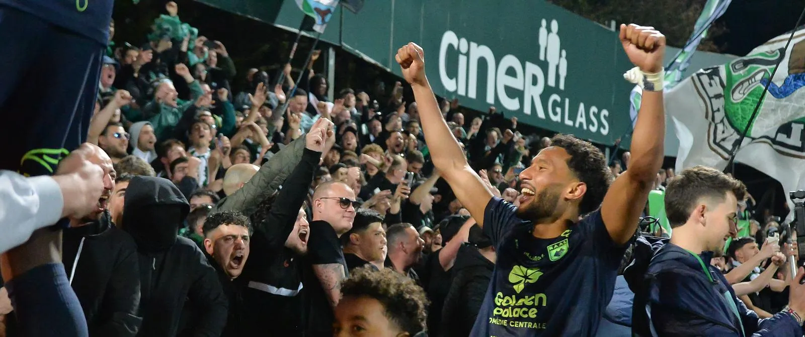 La Louvière keert terug naar de hoogste klasse en zet haar wederopstanding verder - Belga