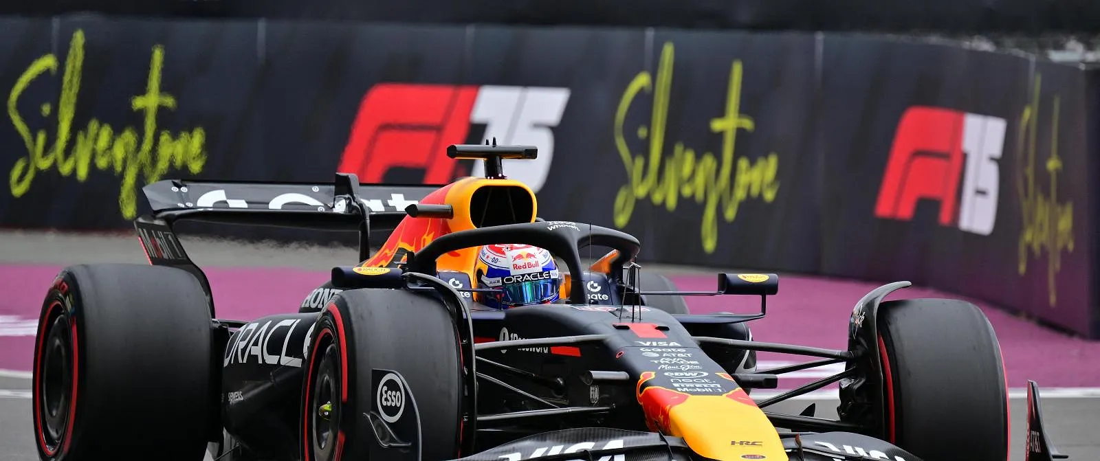 F1: Max Verstappen (Red Bull) neemt pole position in Silverstone voor de twee McLaren’s - Circus Daily