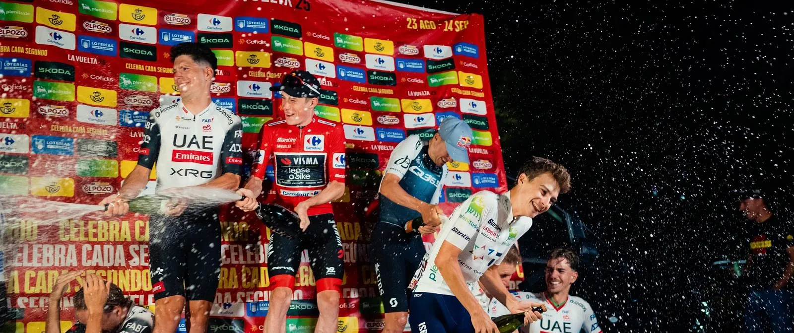 Een geïmproviseerd podium op de hotelparking: de onwaarschijnlijke beelden van de Vuelta-feestelijkheden! - Circus Daily