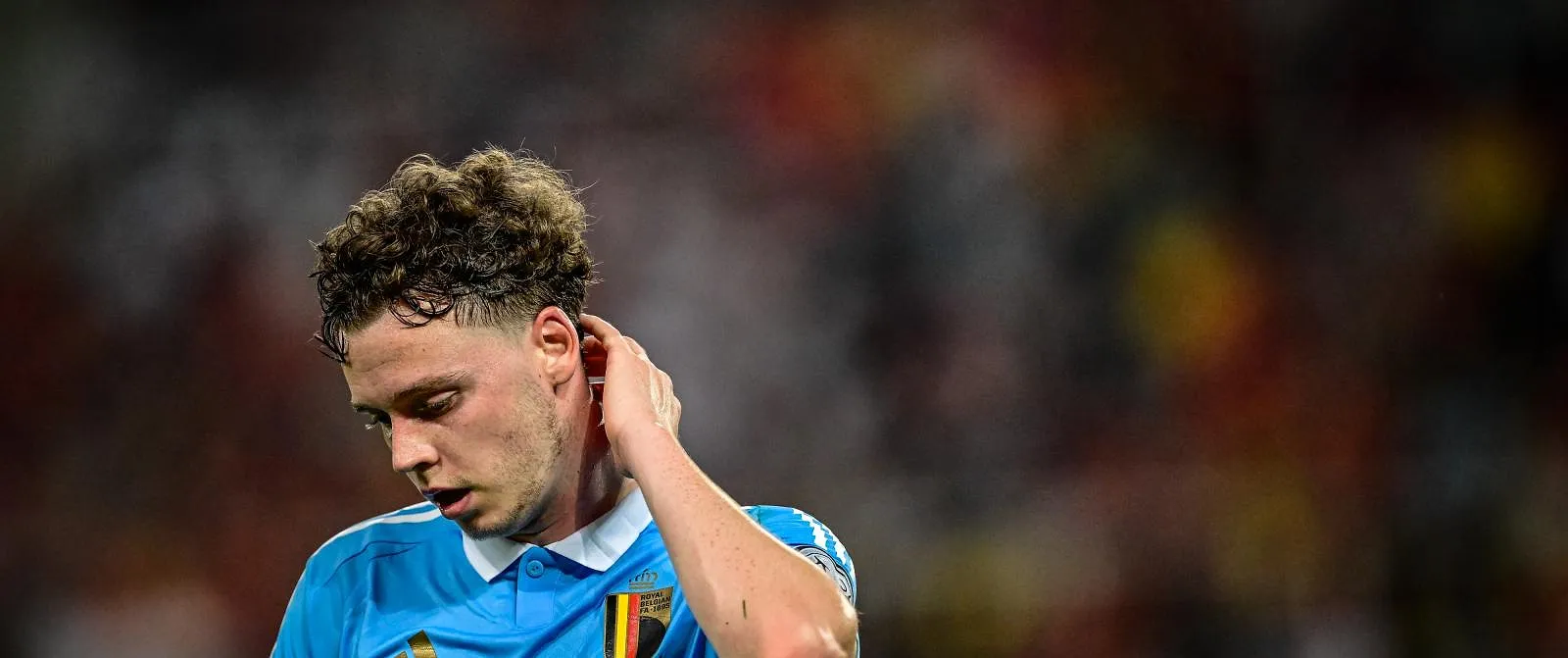 Door een tegenstander in de reclameborden geduwd, De Cuyper gaat eruit met een knieblessure - Circus Daily