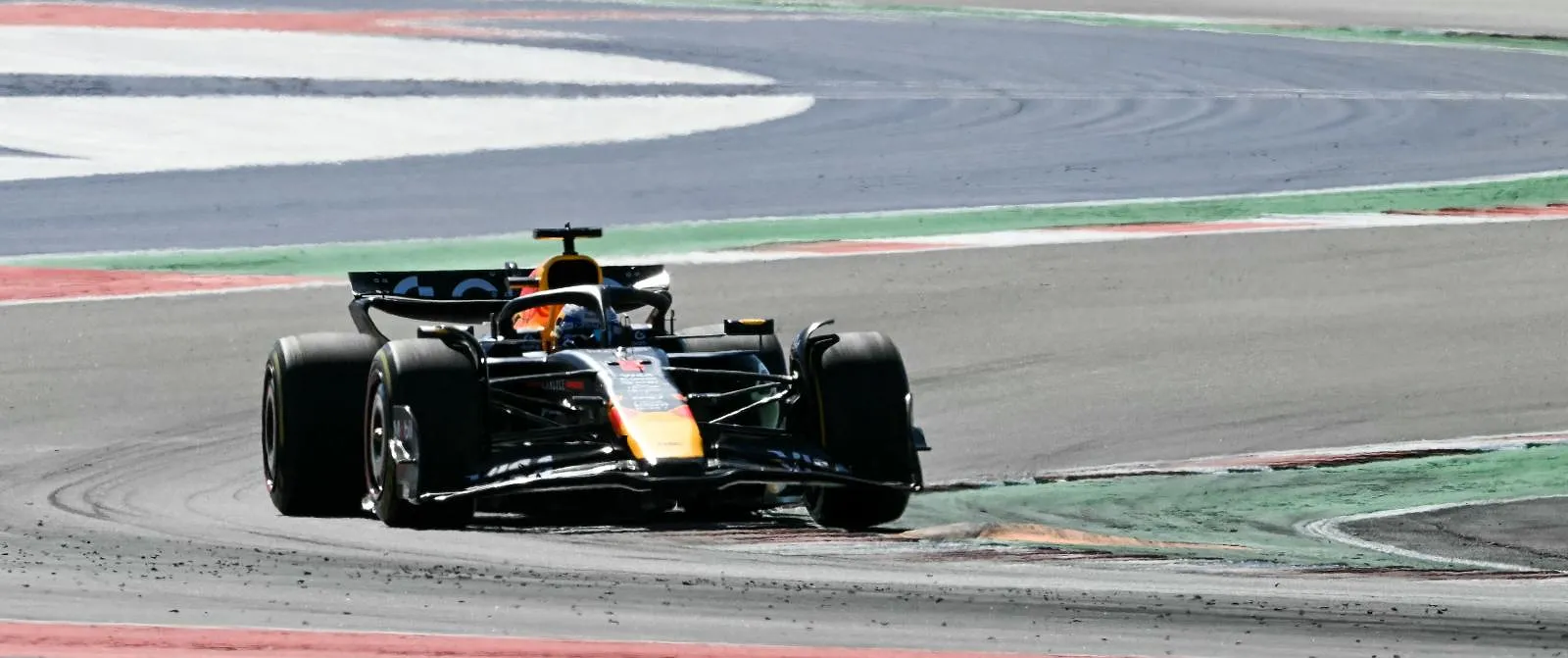 Max Verstappen rijdt onbedreigd naar vijfde seizoenszege in Austin - Belga