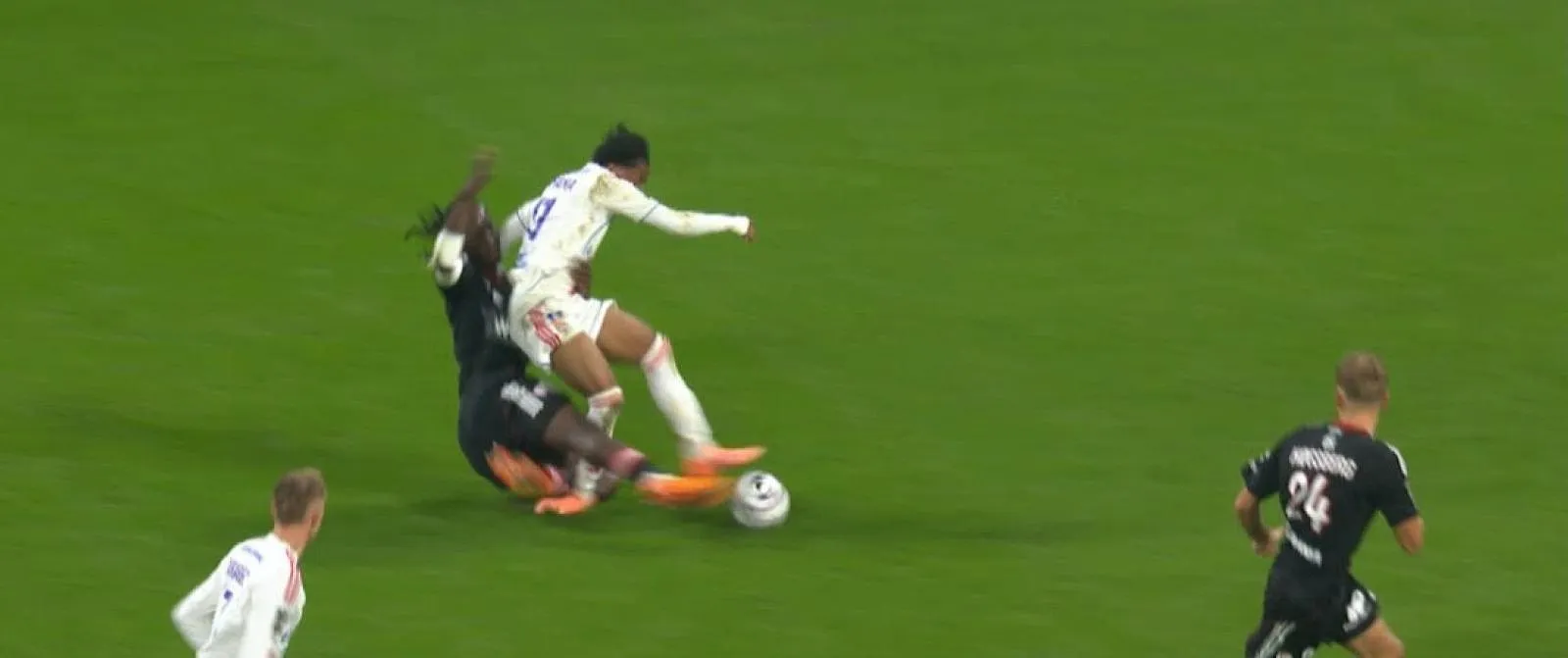 Fofana van het veld gedragen in tranen na zware tackle: eerste nieuws over zijn blessure! - Circus Daily