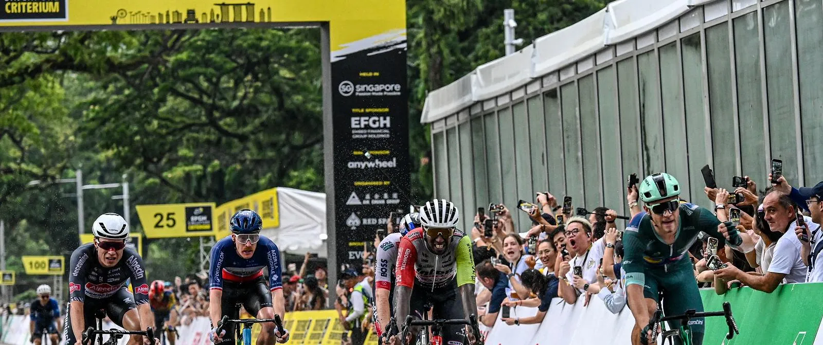 Jasper Philipsen sprint naar derde plaats in Tourcriterium van Singapore, Milan wint - Belga