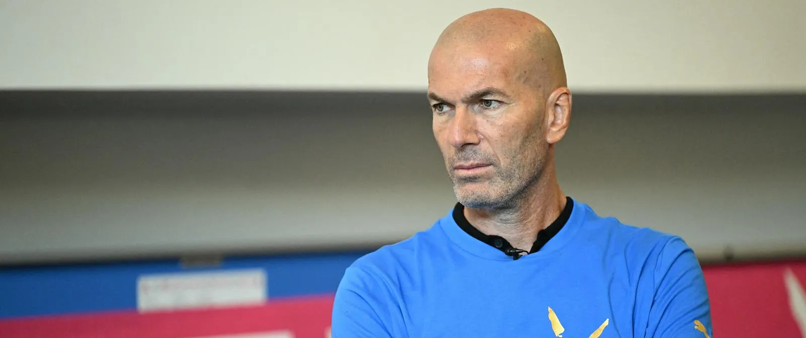 Zinédine Zidane kondigt zijn terugkeer op de bank aan: « Binnenkort » - Circus Daily