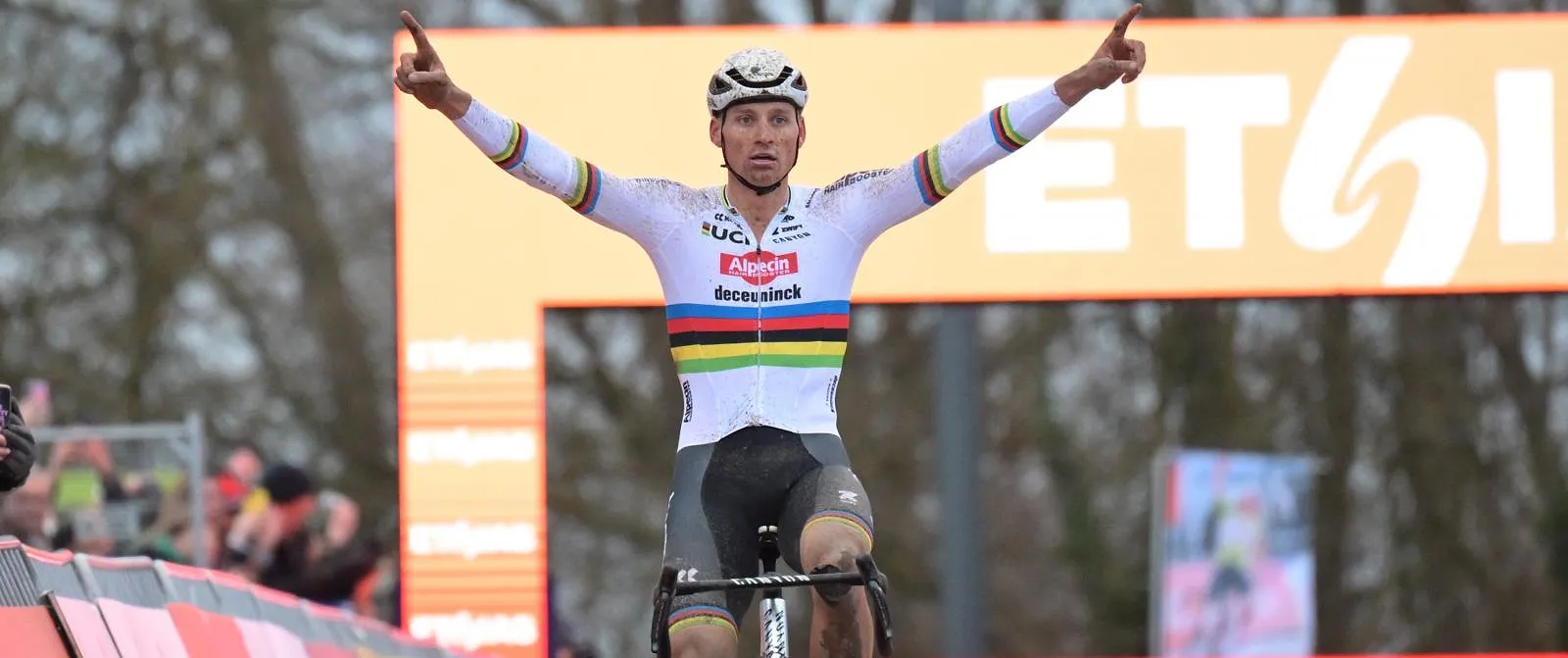 Wereldkampioen Mathieu van der Poel schiet meteen raak in Citadelcross - Belga