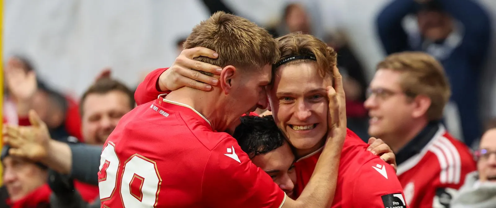 Standard duikt opnieuw top 6 binnen na krappe zege bij Dender - Belga