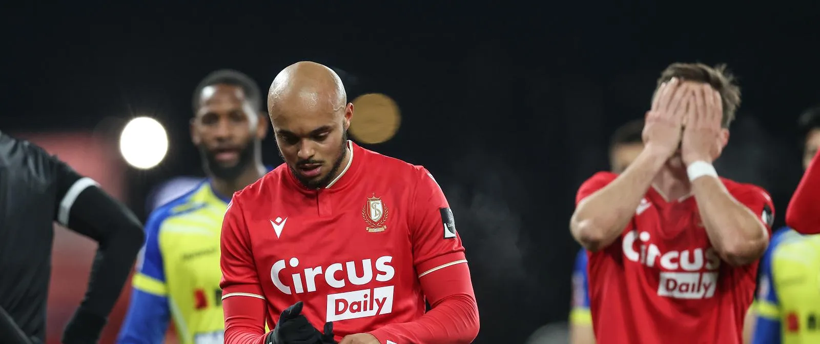 “Gebrek aan professionalisme”, “verraad”: kleedkamer van Standard woedend op Nkada, die zich excuseert na zijn uitsluiting - Circus Daily