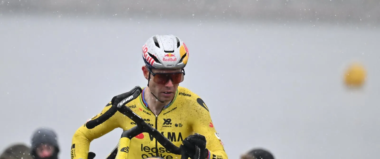 Enkeloperatie Wout van Aert is goed verlopen, bevestigt zijn team - Belga