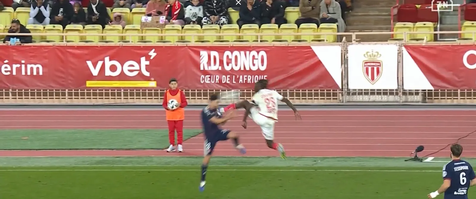 De compleet waanzinnige tackle van Coulibaly, die Monaco en Pocognoli nog dieper in de crisis stort - Circus Daily