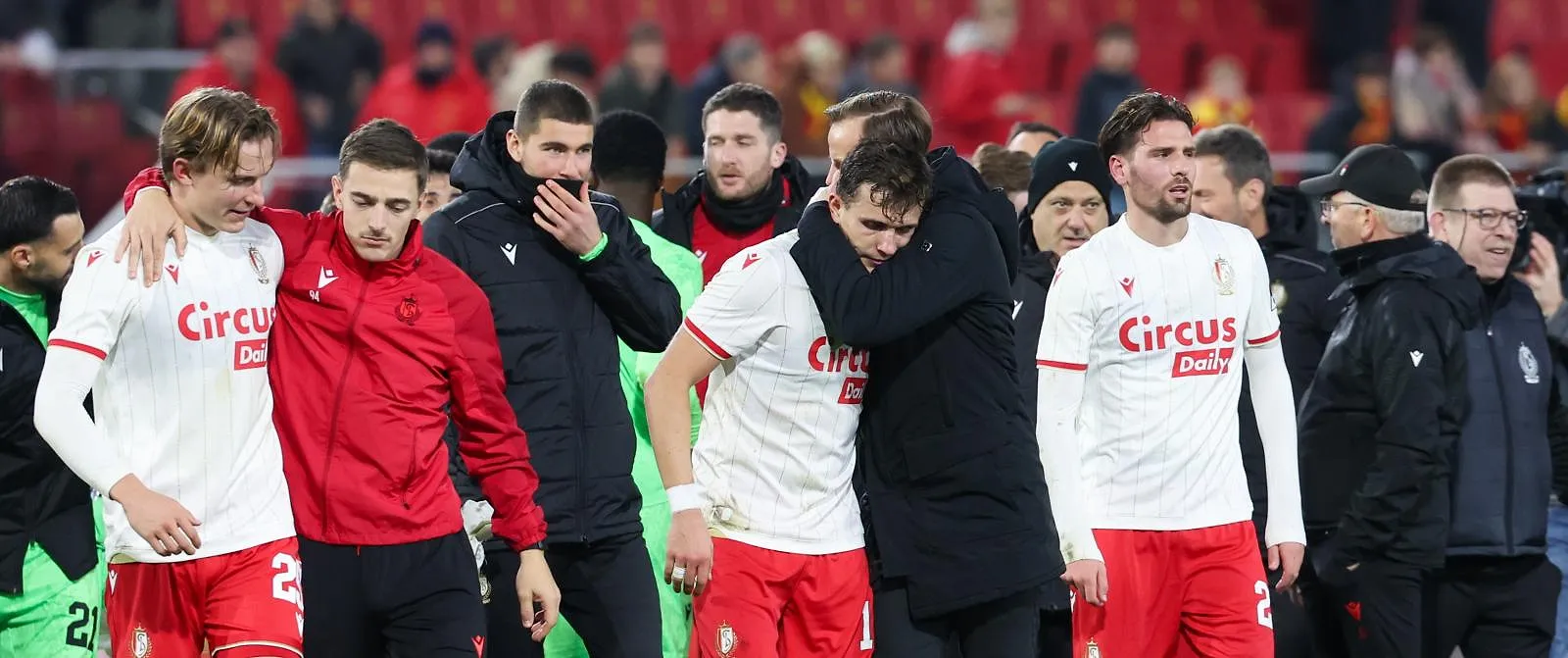 Standard vertrekt op stage met 24-jarige Bosnische doelman zonder club - Circus Daily