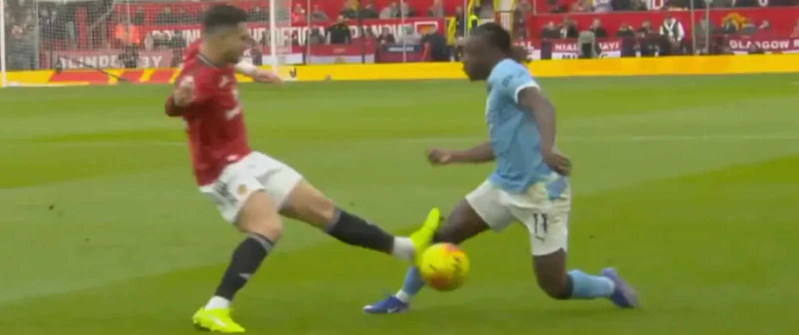 Jérémy Doku slachtoffer van een zware tackle op zijn knie: geen rode kaart voor zijn tegenstander (video) - Circus Daily