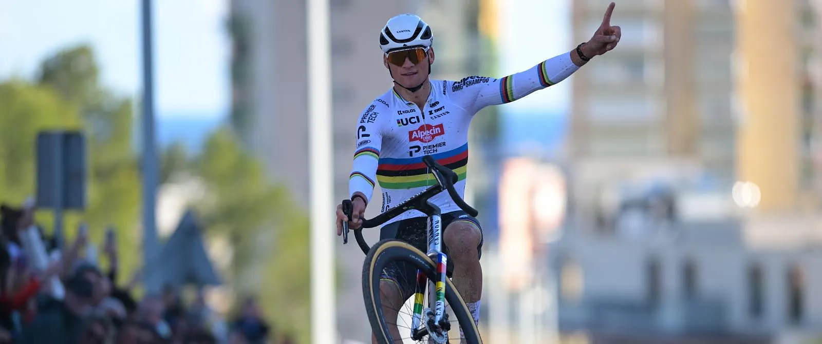 Verassende deelname en bliksemoverwinning: Mathieu van der Poel domineert het cross van Benidorm - Circus Daily
